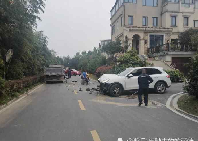 江寧車禍 江蘇省南京市江寧區(qū)近日發(fā)生一起車禍！事故致保時捷車損十分嚴重