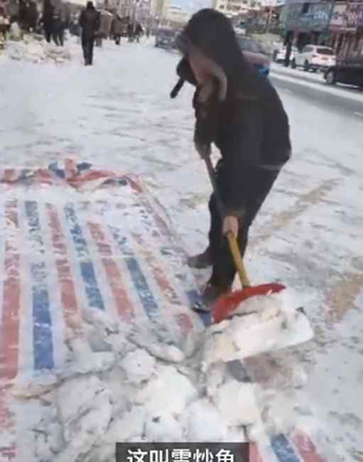 見過嗎？東北人用雪炒活魚保鮮 商販：“炒”過的魚更受大家喜歡