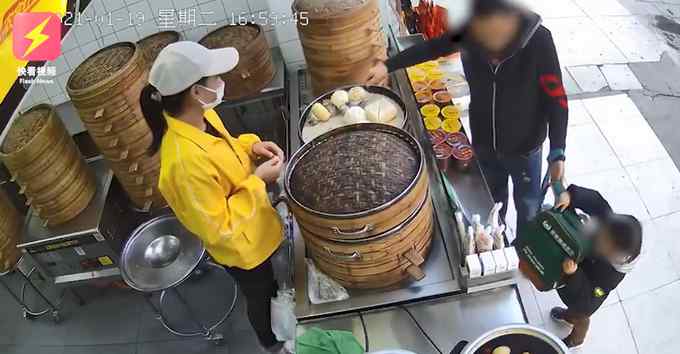 男子買包子用手摸完后不買還摔東西 店員處理方法讓網(wǎng)友怒贊！