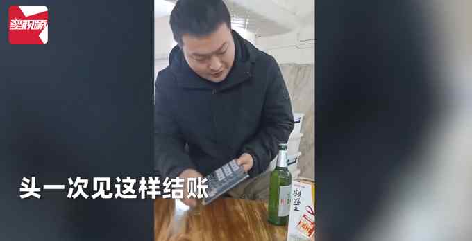 餐飲店老板用計算器盲打算賬 手速驚人分毫不差 顧客驚呆直呼牛！