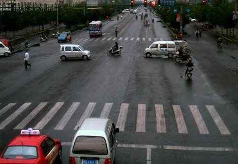 信號(hào)燈路口越停車線停車 信號(hào)燈路口越停車線停車怎么處罰