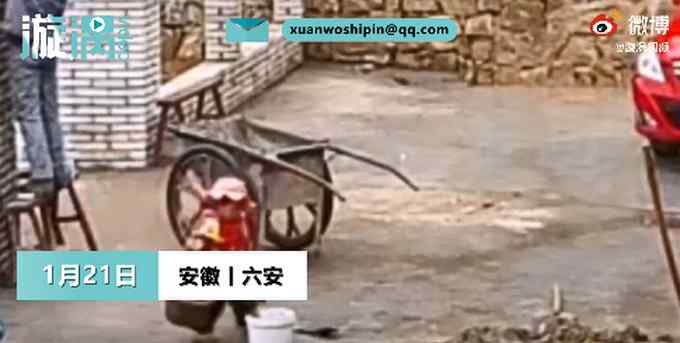 可愛！1歲小女孩學(xué)大人模樣搬水泥 網(wǎng)友：這么小就知道掙奶粉錢