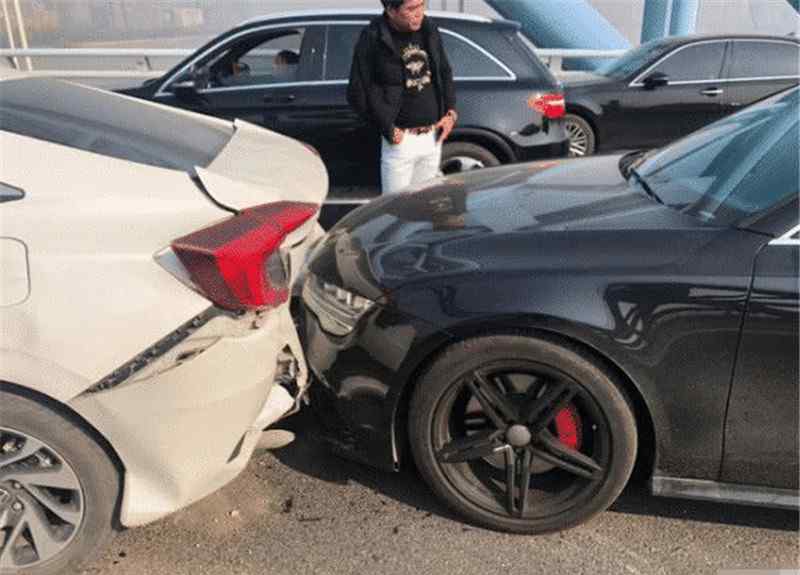 德系車車禍 奧迪A7撞上本田思域，德系車和日系車安全差距高下立見，車主差點(diǎn)自閉！