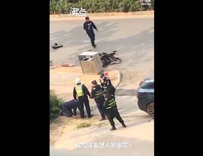 南寧男子駕新車撞行人致4死6傷 車禍現(xiàn)場下跪道歉 網(wǎng)友：都沒用！