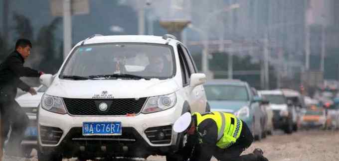 跪地哥 武漢冰雪覆蓋道路 交警跪地推車摔倒又爬起