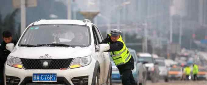 跪地哥 武漢冰雪覆蓋道路 交警跪地推車摔倒又爬起