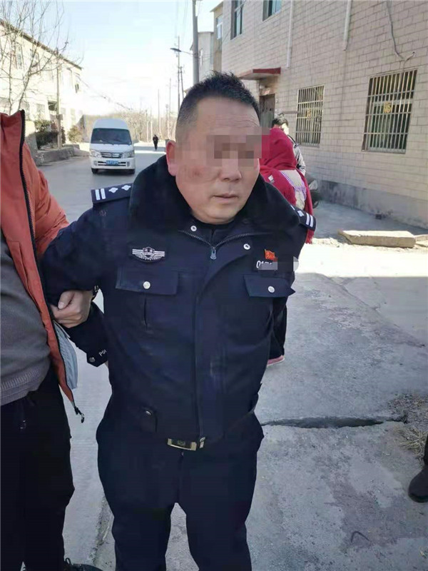 男子冒充“刑警隊長”騙錢騙色：“手槍式打火機(jī)”成道具 涉案數(shù)百萬元