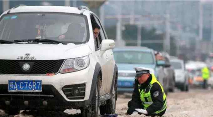 跪地哥 武漢冰雪覆蓋道路 交警跪地推車摔倒又爬起