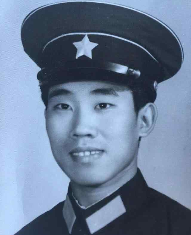 老少爺們上法場 64歲“反派專業(yè)戶”杜旭東，不僅軍銜很高，妻女還如此美艷