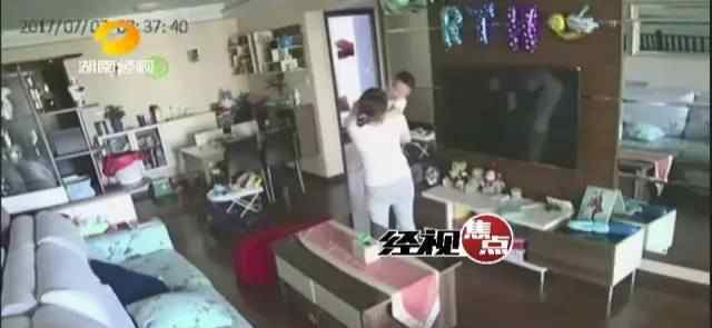 保姆掌摑1歲幼兒 保姆掌摑1歲男童 用拖把往孩子臉上抹掀衣服強(qiáng)行喂奶