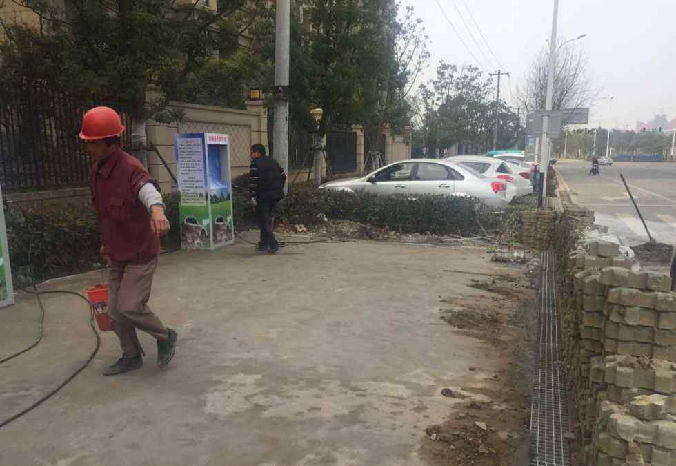 投幣洗車機 合肥高新區(qū)現(xiàn)投幣自助洗車機 洗一次車花費4至6元錢