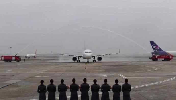 飛機(jī)過水門 湖南航空首架涂裝飛機(jī)回家！黃花機(jī)場(chǎng)用最高禮儀“過水門”迎接