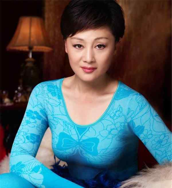 王姬的丈夫 58歲王姬聰明美麗，與丈夫低調(diào)恩愛19年，27歲兒子智商只有5歲