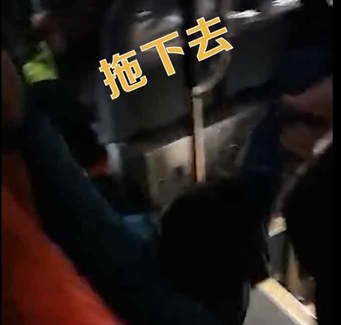 女子不戴口罩坐公交還怒懟乘客 看到結(jié)局網(wǎng)友都說“舒服了”