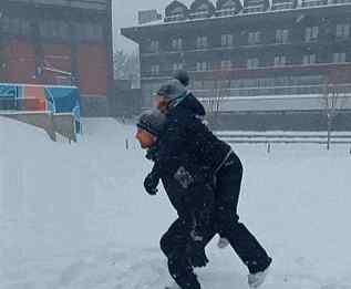 德約科維奇老婆 雪地里和妻子打滾秀恩愛(ài)！德約科維奇扮圣誕老人：2021年新年快樂(lè)