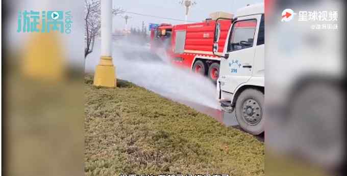 山東一轎車自燃 路過的灑水車“下起及時雨”