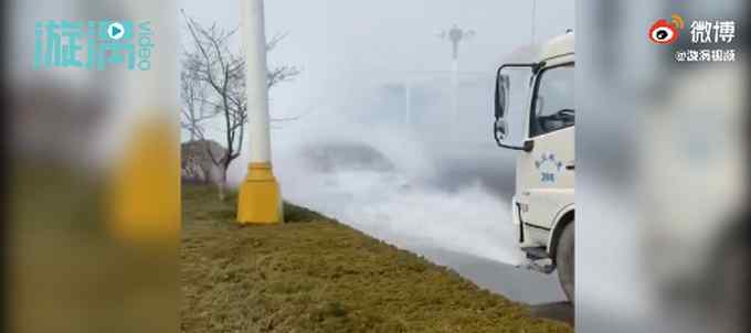 山東一轎車自燃 路過的灑水車“下起及時雨”