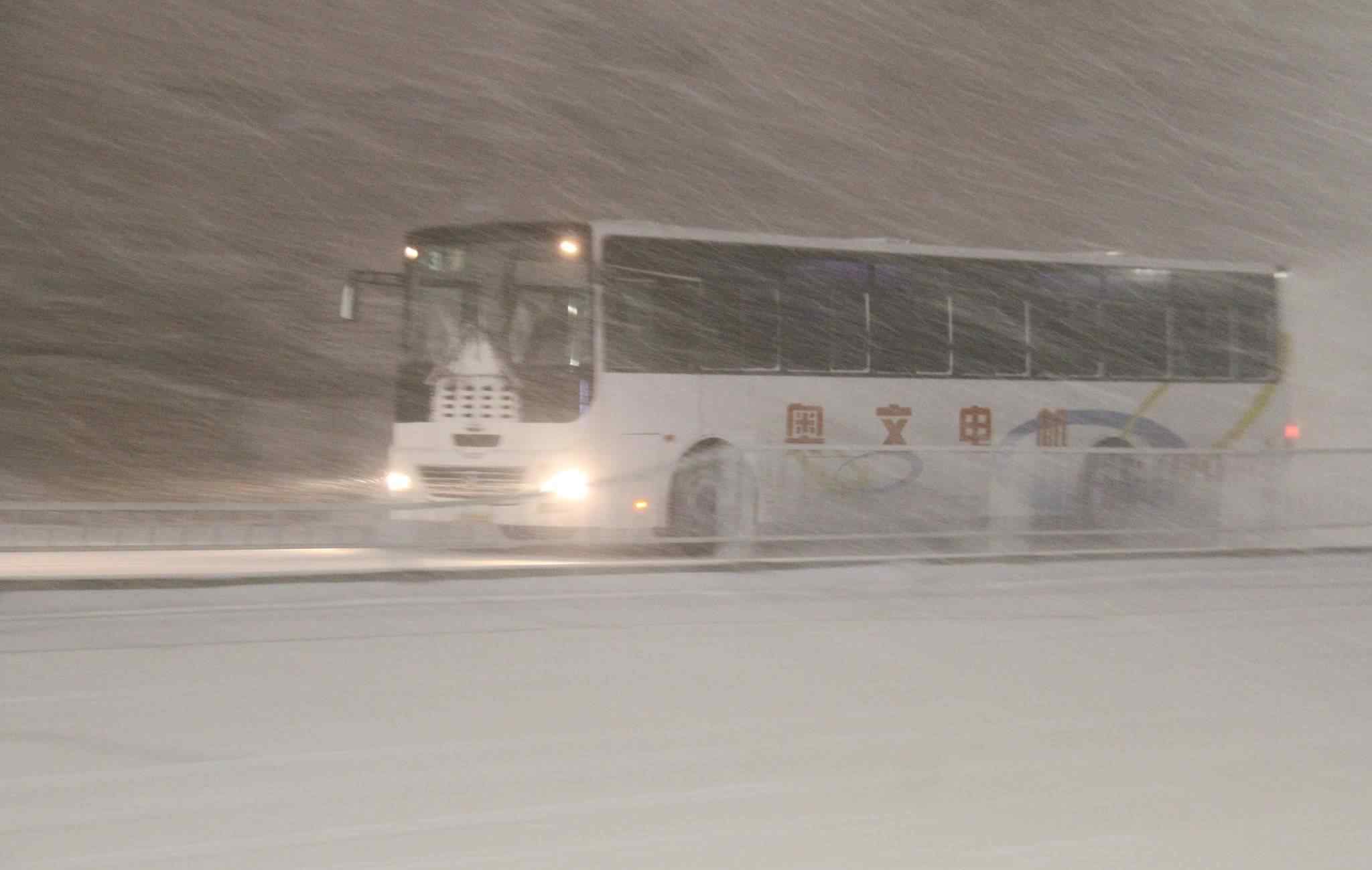 威海大雪 山東威海遭遇暴雪 鵝毛大雪鋪天蓋地