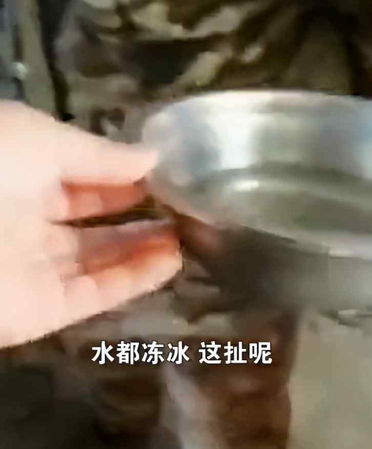 冬天睡冷炕吃冷水泡面 八旬老人遭兒子兒媳虐待！干部走訪當場發(fā)飆