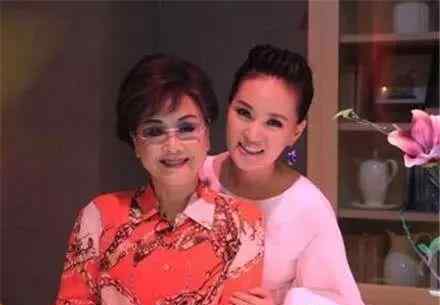 李谷一丈夫 74歲李谷一曝二婚老公近照，大6歲卻像母子，前夫兒子長(zhǎng)相帥氣