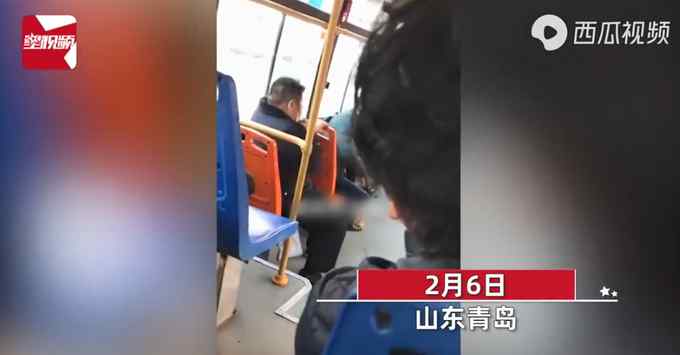 奇葩男公交車上強(qiáng)脫老人鞋猛吸！聞完后淡定歸還 乘客目瞪口呆