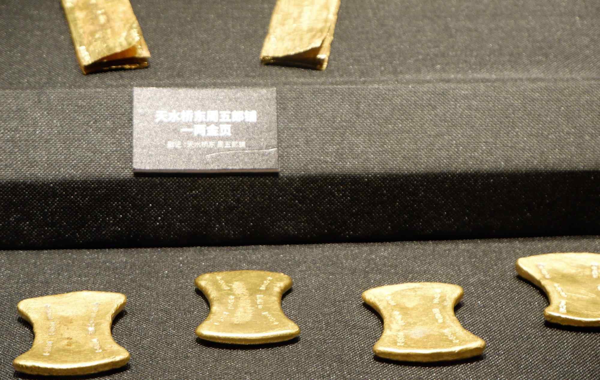 雷峰塔倒塌 雷峰塔倒塌后，發(fā)現(xiàn)地宮下的秘密，藏著100公斤的珍寶