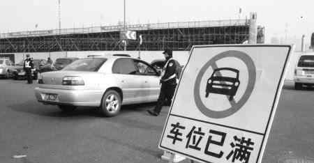 北京地下室新聞 北京地下車庫偶遇勞斯萊斯，占用兩個停車位，看到車頭讓人羨慕