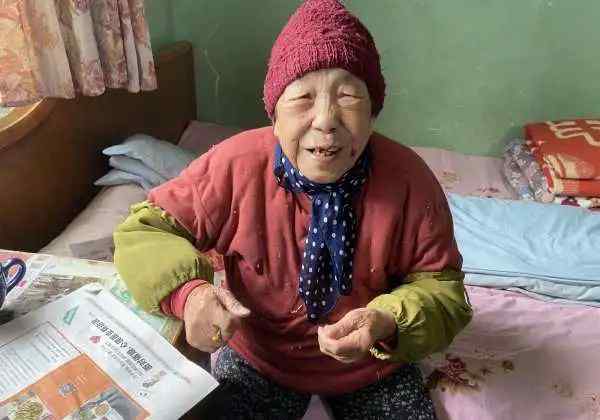 101歲老媽幫我縫紐扣！杭州61歲兒子朋友圈火了：年輕人都沒她精神