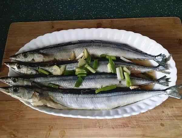 秋刀魚的營養(yǎng)價值 這種魚，在中國是“爛便宜”沒人去吃，卻是老人的“長壽秘密”！