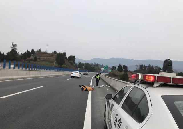 成都女子將行李綁車頂自駕回家過年 高速路上弄丟百萬工程款銀行卡