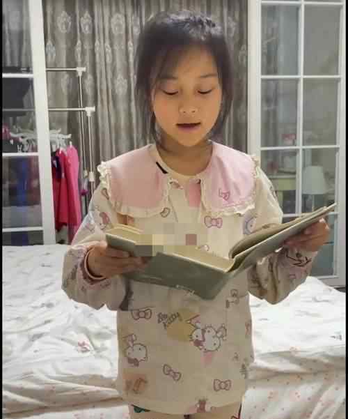 李小璐21 李小璐曬8歲女兒讀書照，被指黑眼圈重，網(wǎng)友：好好照顧甜馨