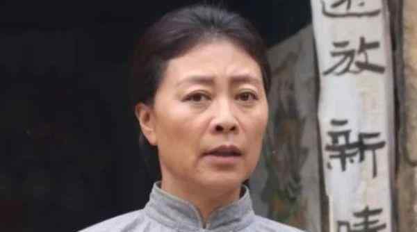 演員岳紅 她是張嘉譯的前妻，患癌后遭丈夫拋棄，如今56歲靠女兒跑龍?zhí)尊B(yǎng)她