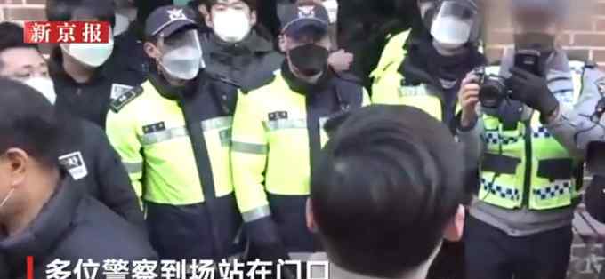 我要殺了她 韓國“素媛案”罪犯到家畫面曝光，警察堵門保護，民眾大喊“我要殺了他”