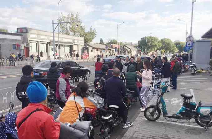 北京電動車上牌 北京市民排長隊(duì)給電動車上牌還“斷貨” 去之前先把這些了解清楚