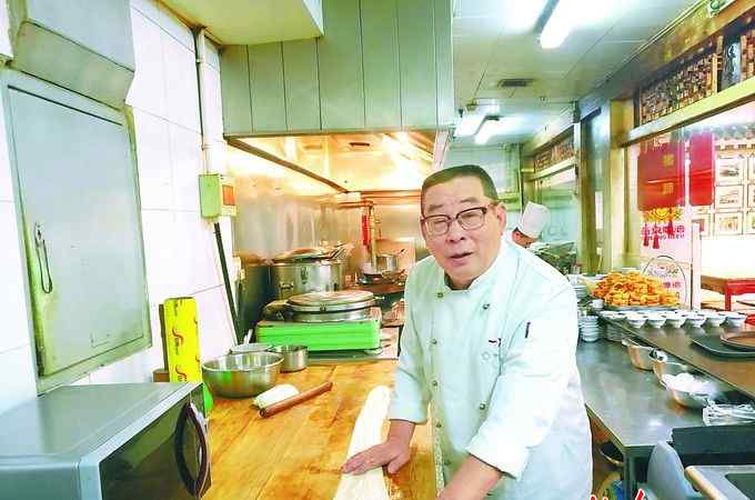 燒餅大師 老北京燒餅大師馮懷申：2秒一個燒餅 切開就是一本書