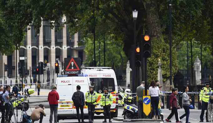 倫敦發(fā)生汽車撞人 英國議會外男子駕車沖撞行人3人受傷 此事件被定為“恐怖襲擊”