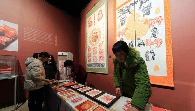 布糊畫 恭王府舉辦承德滿族文化遺產(chǎn)精品展 剪紙、背桿、布糊畫等亮相