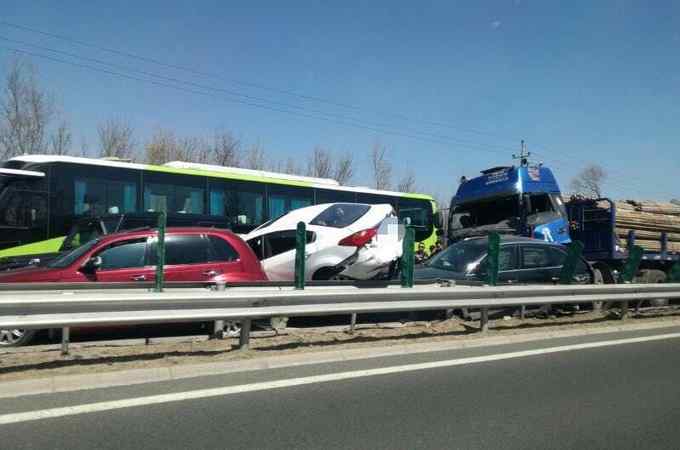 京藏高速事故 京藏高速出京方向多車連撞事故：有7人受傷，傷者已送往醫(yī)院救治