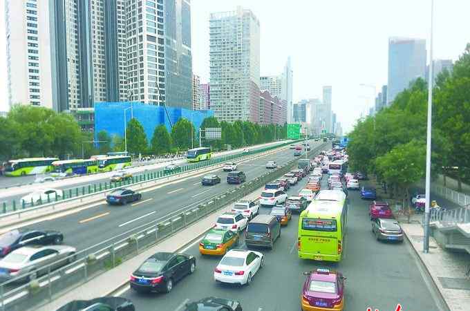 北京大望橋 北京大望橋東為啥總是這么堵？車輛加塞兒并線，等待紅綠燈時間長