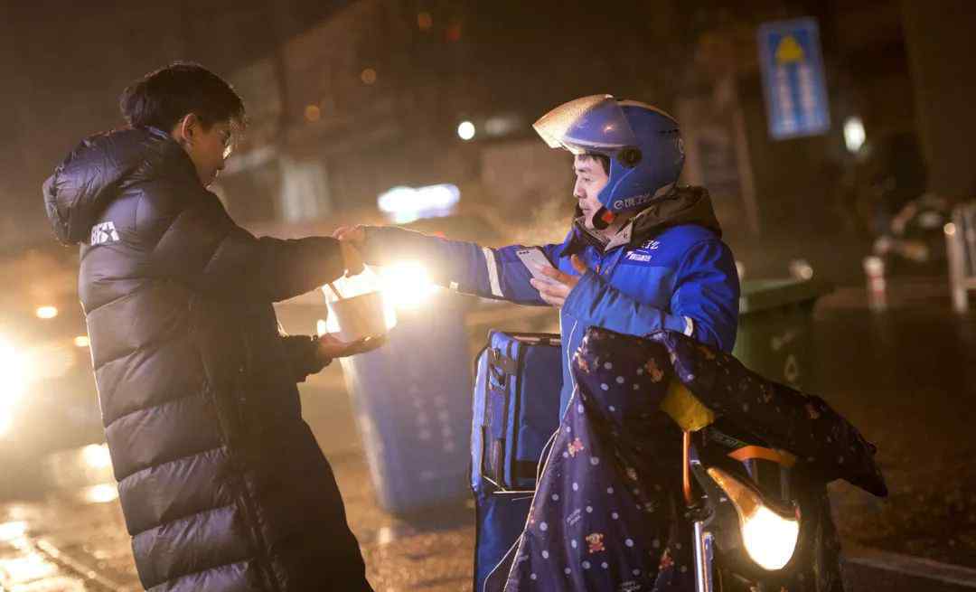 星期六深夜 送餐、陪聊、買藥、跑腿……外賣小哥知道北京凌晨的所有秘密