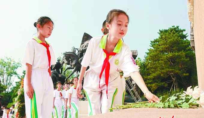 獻(xiàn)花曲 百余北京市民日壇公園公祭英烈，全場高唱《義勇軍進(jìn)行曲》