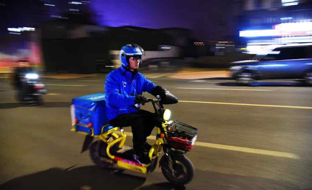 星期六深夜 送餐、陪聊、買藥、跑腿……外賣小哥知道北京凌晨的所有秘密