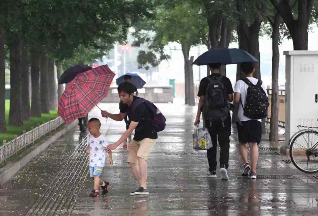 北京天氣暴雨預(yù)警 北京最新天氣預(yù)報(bào)：多區(qū)發(fā)布暴雨雷電預(yù)警，今夜加長(zhǎng)版強(qiáng)降雨來(lái)襲