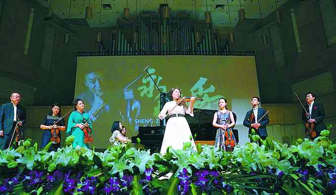 呂思清太太 盛中國去世周一年，夫人瀨田裕子與諸位小提琴家同臺演奏《梁?！?></a></div>
              <div   id=