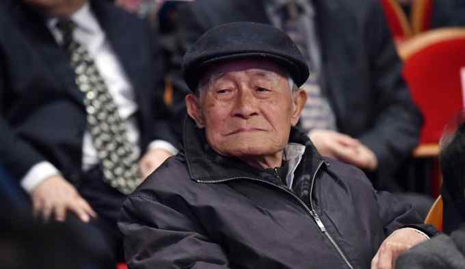 徐中玉去世 文學(xué)界泰斗徐中玉逝世，享年105歲，曾編寫《大學(xué)語文》教材