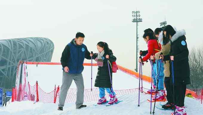 鳥巢冰雪季 北京市屬公園天然冰場陸續(xù)開放，鳥巢冰雪季推出優(yōu)惠家庭套票