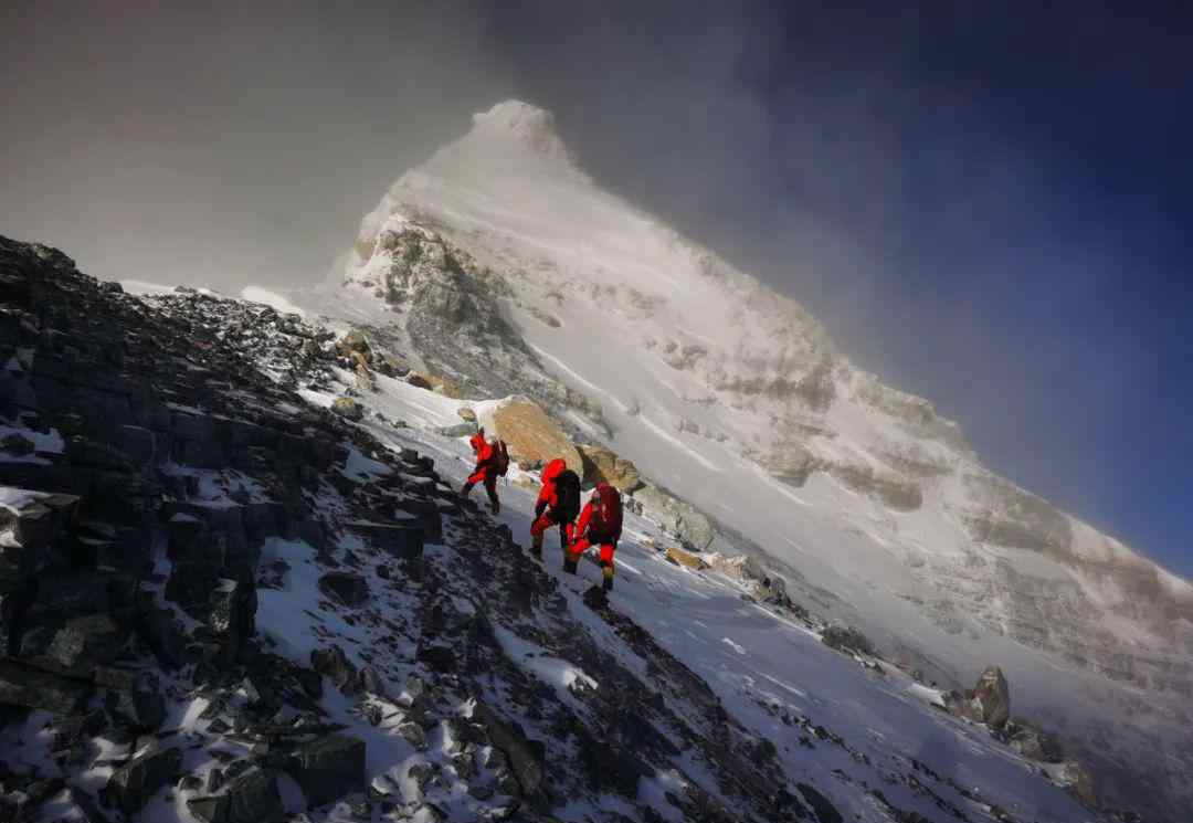 2020珠峰高程測量登山隊(duì)成功登頂世界第一高峰珠穆朗瑪峰