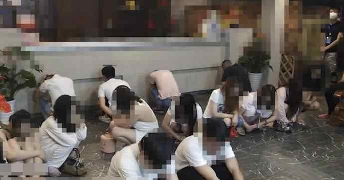 畫(huà)面辣眼!男女共浴被警方抓現(xiàn)行!