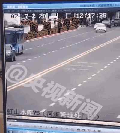 貴州公交車墜湖已致21死：5名學生遇難