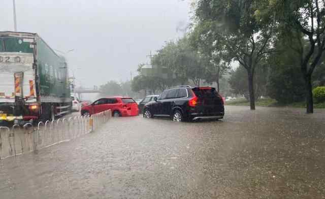 北京下大雨 北京今天暴雨刷屏，局地卻滴雨未下，網(wǎng)友疑惑：啥情況？